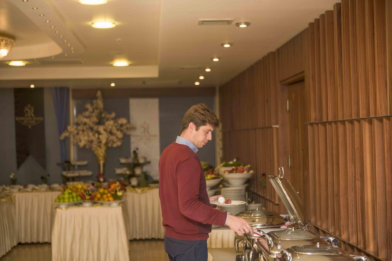 Ozgobek Ronesans Hotel De Luxe Ушак Екстериор снимка