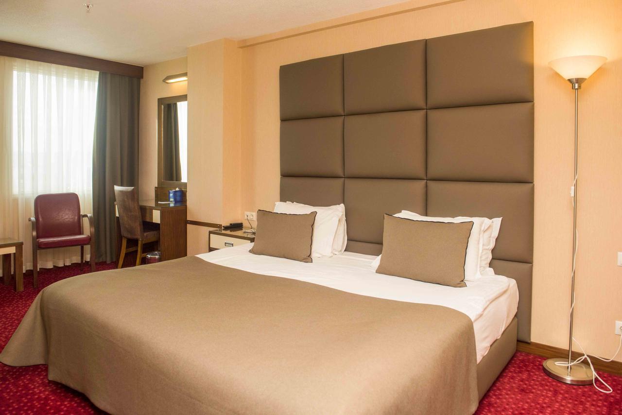 Ozgobek Ronesans Hotel De Luxe Ушак Екстериор снимка
